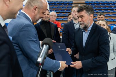 Zdjęcie z uroczystości wręczenia promes i umów dotyczących przyznania dotacji rzeszowskim klubom i organizacjom sportowym. Fot. Grzegorz Bukała, Urząd Miasta Rzeszowa